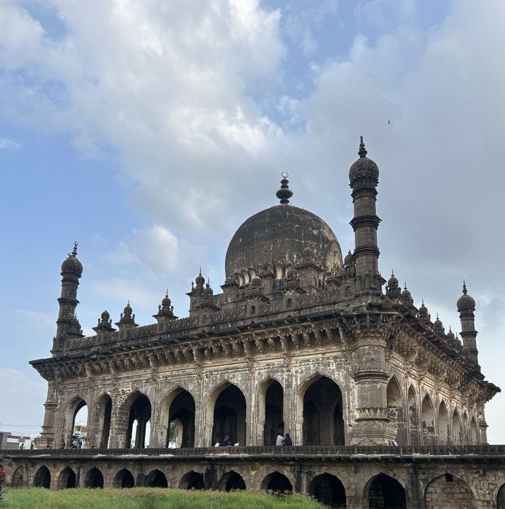 A Heavenly Palace and A large&nbsp;Gun