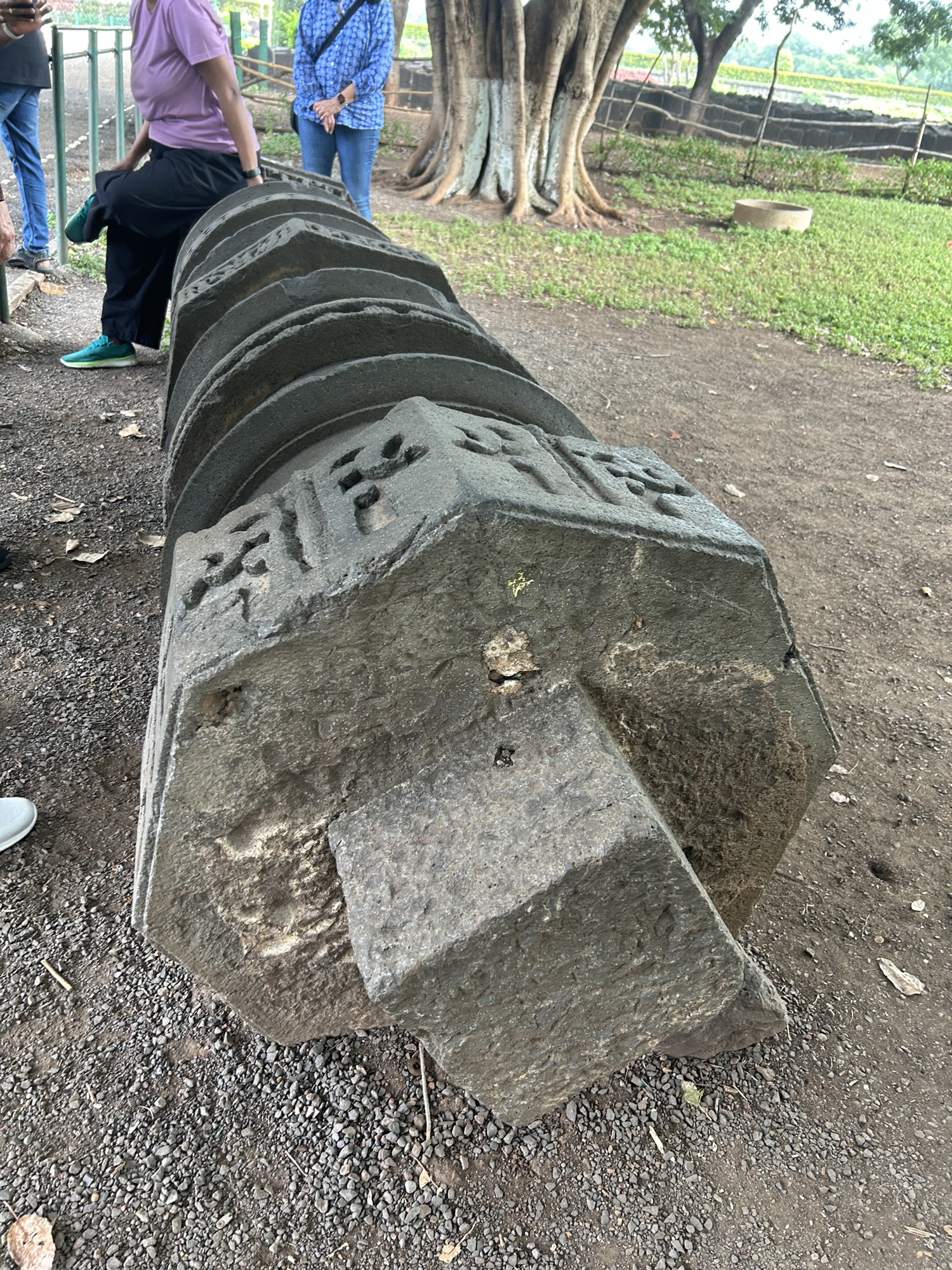 A column showing the interlocking mechanism